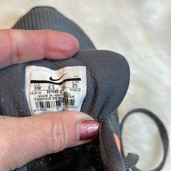 Nike running shoe grey, peach swoosh, white/black soles size 8W - Picture 13 of 14